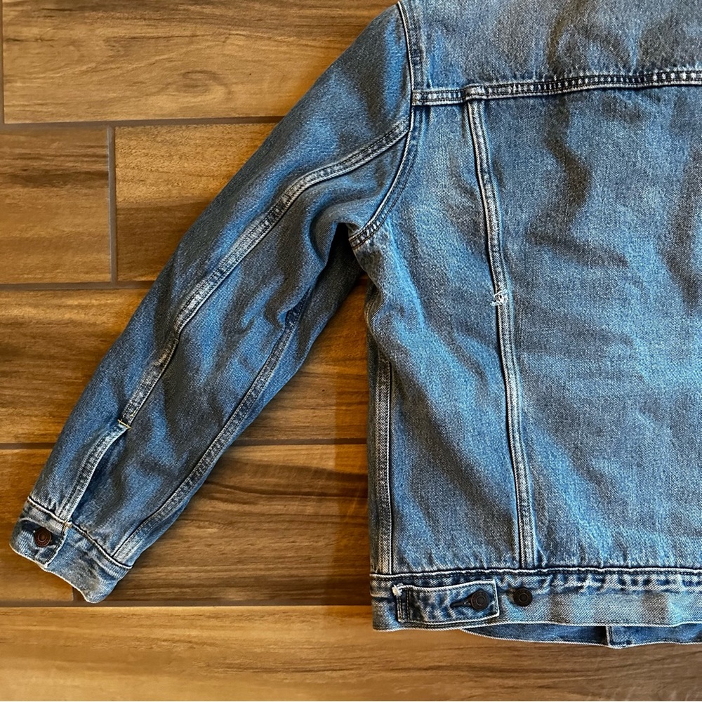 SOLD - LEVI’s Distressed Fleece Truckers Jacket Sz MED - Picture 8 of 10